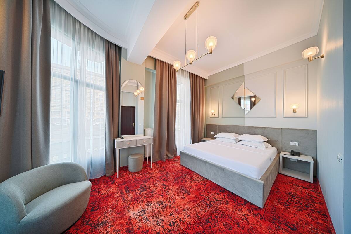 Apartamento Business, balcón, vistas a la ciudad | Sábanas de algodón egipcio y ropa de cama de alta calidad