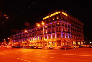 Un hotel de varios pisos con un llamativo letrero que dice "HOTEL CENTRAL".