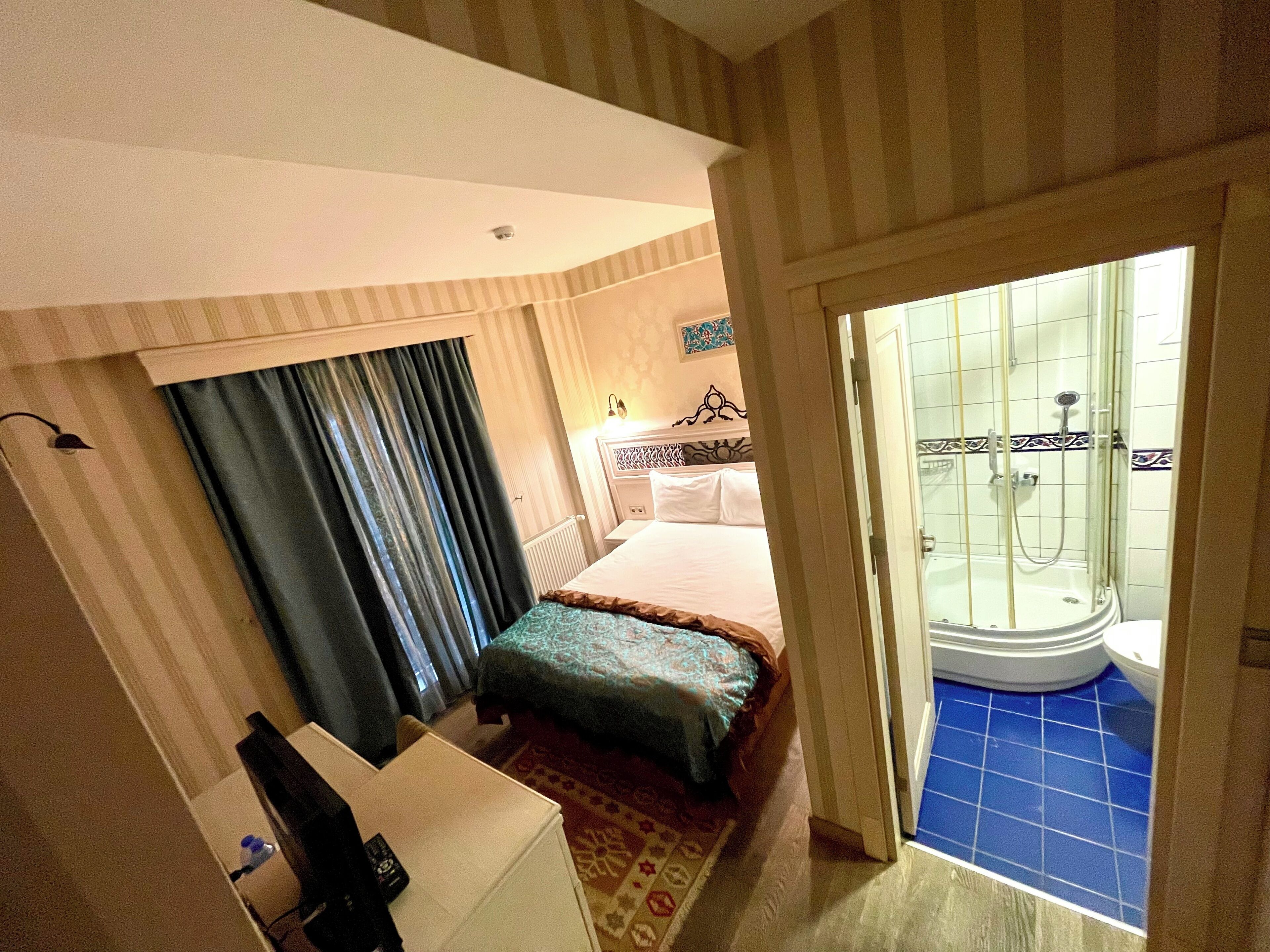 economy room | premium bedding, in-room safe, desk, laptop workspace