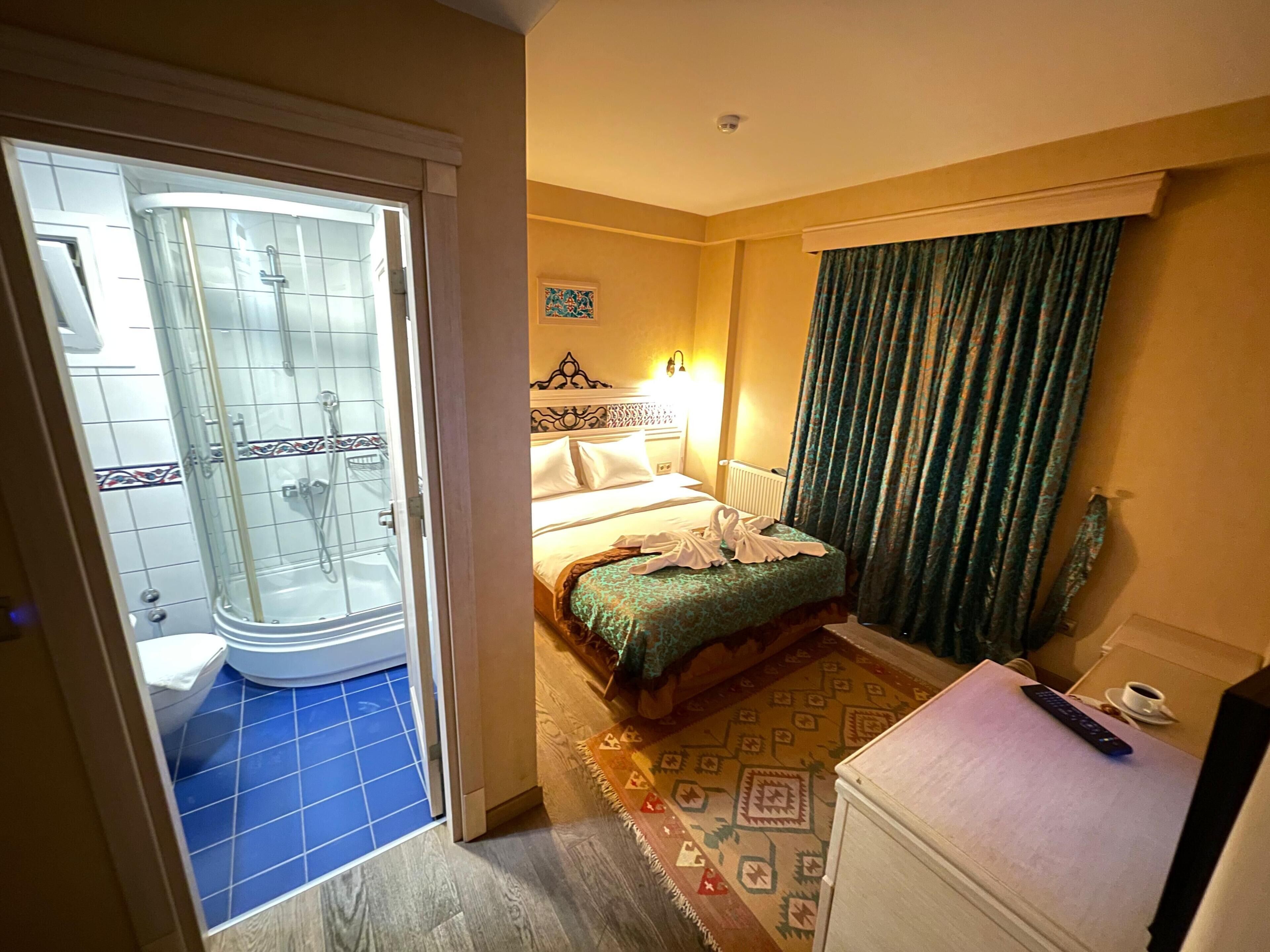 double room | premium bedding, in-room safe, desk, laptop workspace