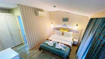 Kamar Double | Seprai premium, brankas, meja kerja, dan ruang kerja ramah laptop