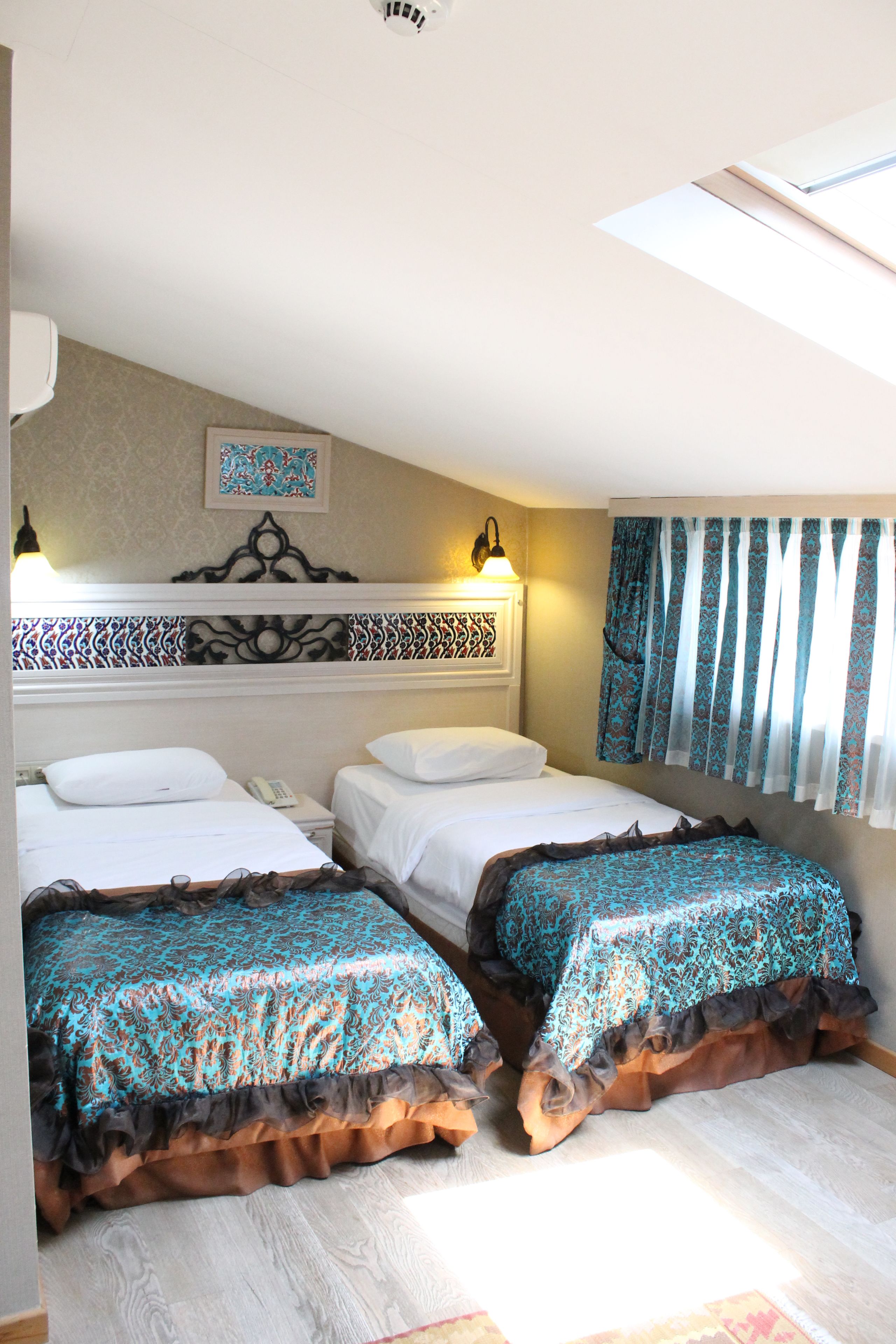 triple room | premium bedding, in-room safe, desk, laptop workspace