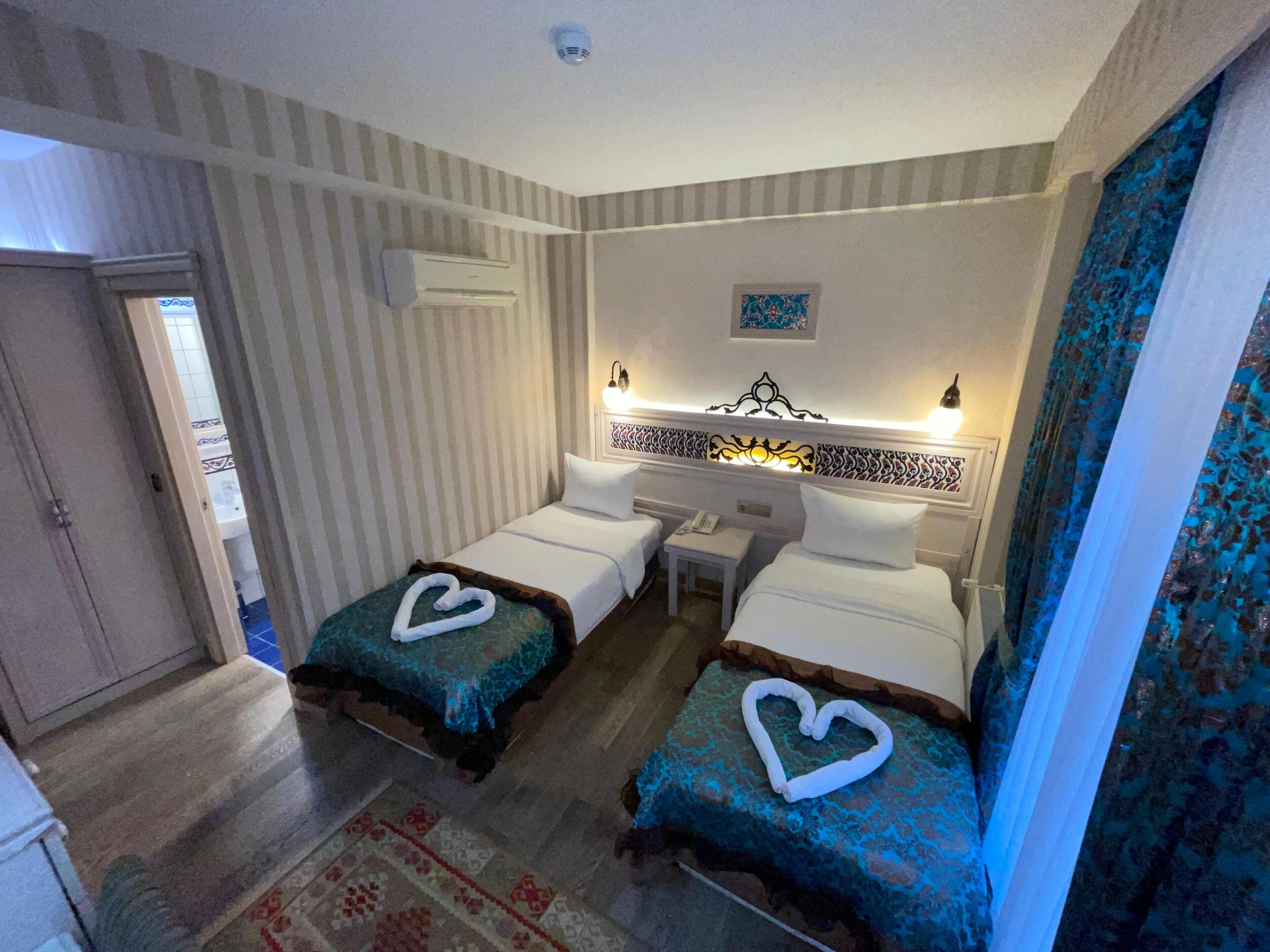 standard room, 2 single beds | premium bedding, in-room safe, desk, laptop workspace