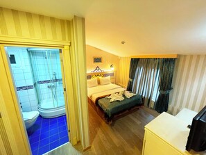 Habitación doble | Ropa de cama de alta calidad, caja fuerte, escritorio