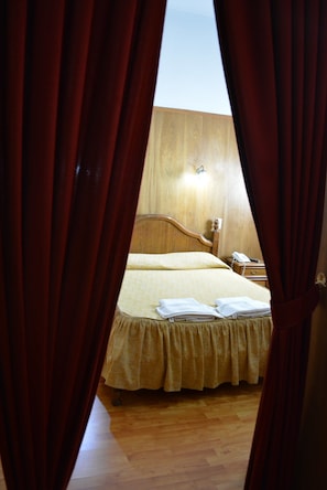 Verdunkelungsvorhänge, schallisolierte Zimmer, Bügeleisen/Bügelbrett