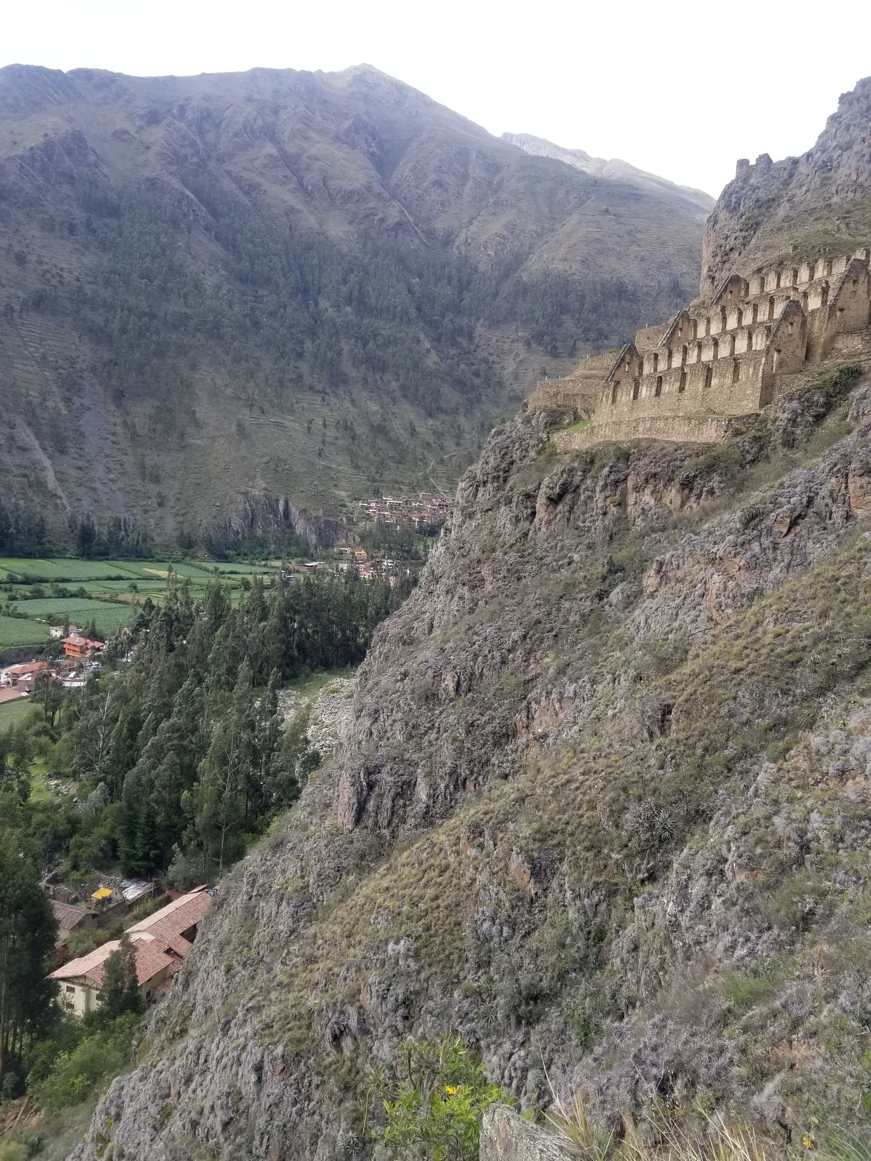 Un paisaje montañoso con un pueblo enclavado en un valle.