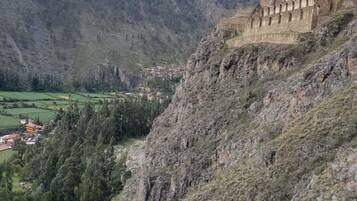 Un paisaje montañoso con un pueblo enclavado en un valle.