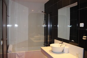 Chambre Double | Salle de bain | Articles de toilette gratuits, sèche-cheveux, bidet