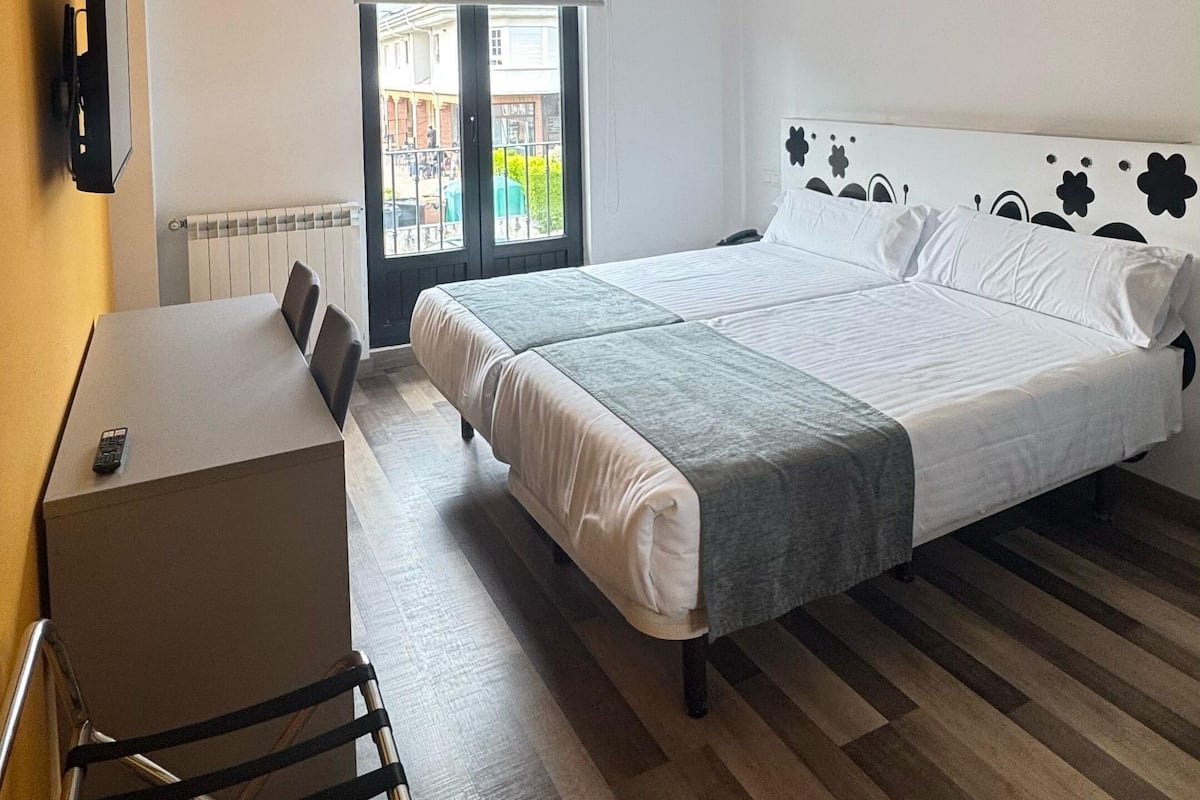 Habitación doble con terraza | Down duvets, minibar, individually furnished, desk