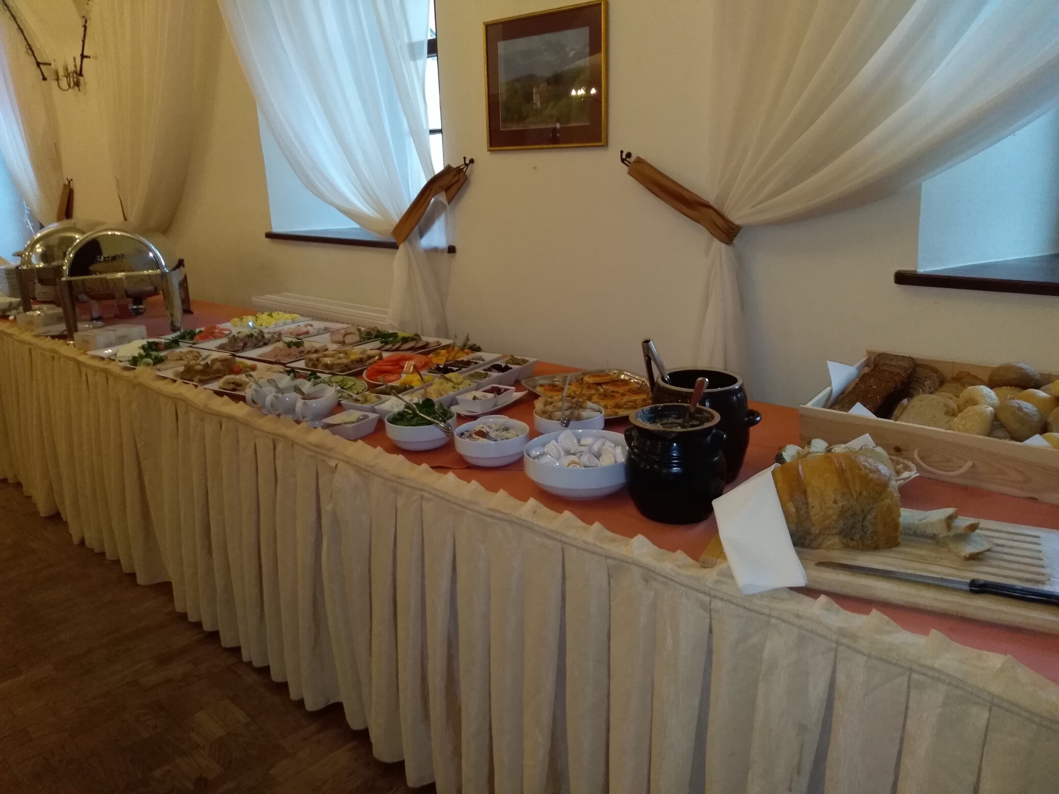 Una mesa de buffet con diversos platos y una estación de café.