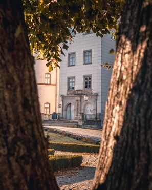 Front of property - Palac Wojanow (Myslakowice)