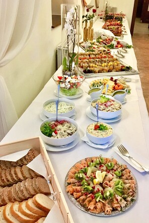 Free daily buffet breakfast - Palac Wojanow (Myslakowice)