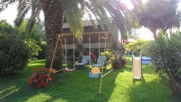 Área de juegos infantiles al aire libre