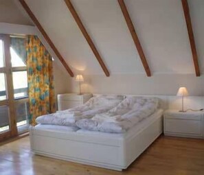 Desk, blackout drapes, free WiFi, bed sheets - Reykjavik Peace Center - Guesthouse (Reykjavik)