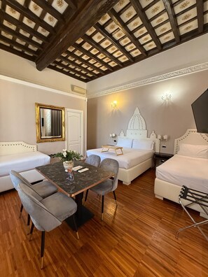 Suite Junior, balcone, vista città | Biancheria da letto di alta qualità, copriletto in piuma