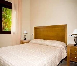 Escritorio, wifi gratis, ropa de cama