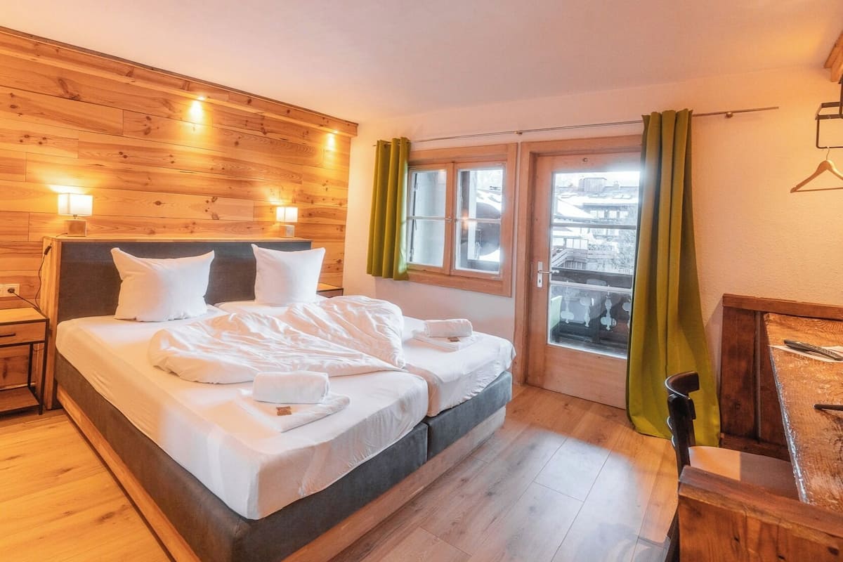 Double Room, 1 Queen Bed, Non Smoking, Balcony | Individually decorated, individually furnished, WiFi, bed sheets