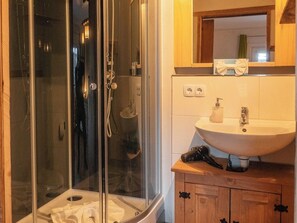 Secador de pelo, toallas, jabón, papel higiénico