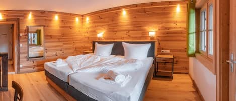 Decoración personalizada, muebles diferentes, wifi y ropa de cama 