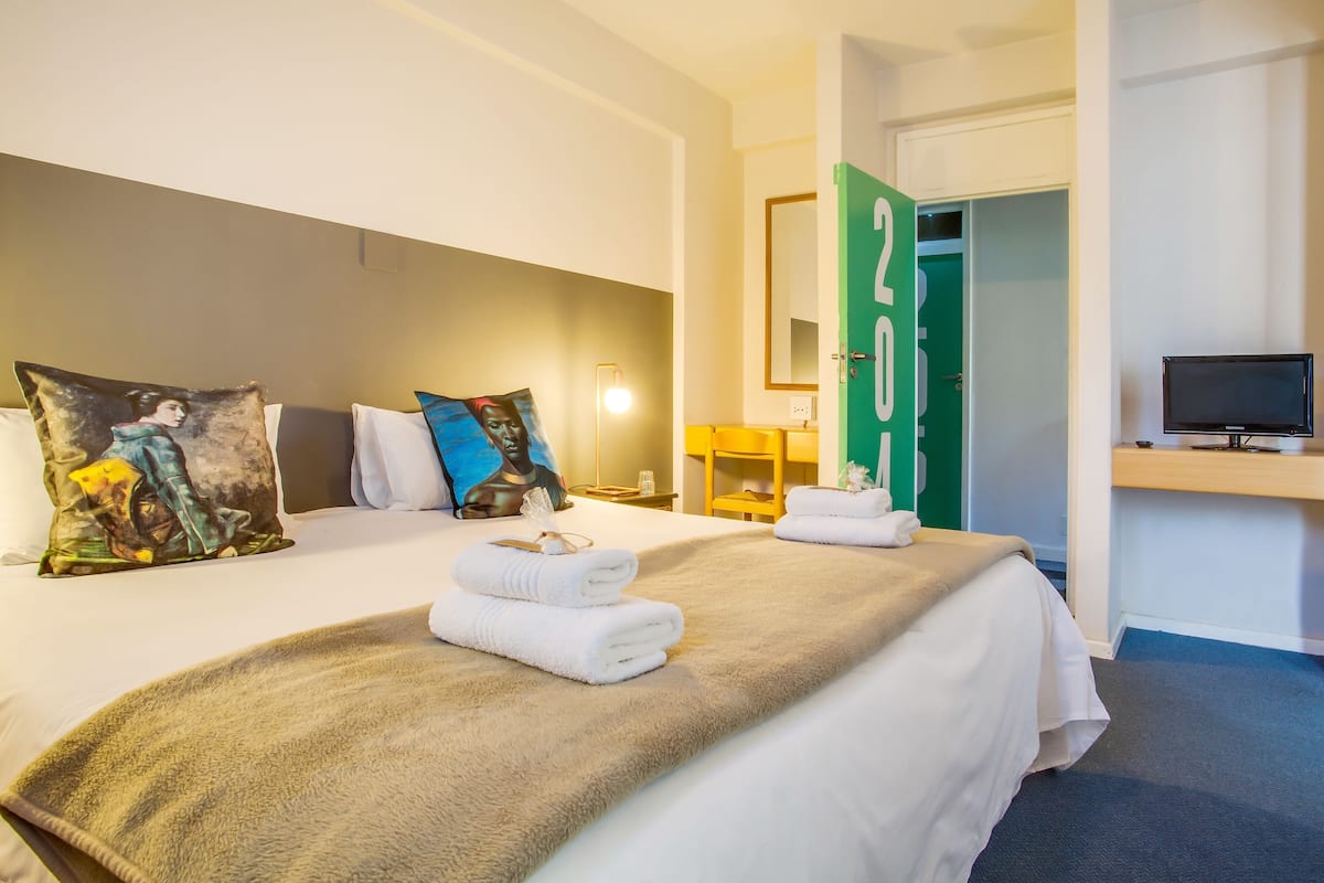 Roba de llit d'alta qualitat i caixa forta a l'habitació