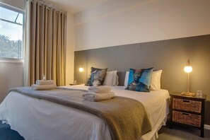 Premium bedding, in-room safe, iron/ironing board, free WiFi - Once In Cape Town (Cape Town)