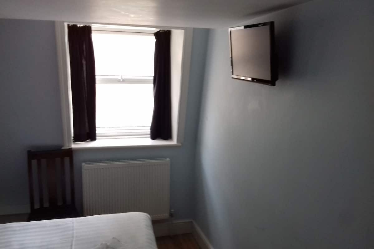 Single Room | 1 bedroom, in-room safe, individually furnished, desk
