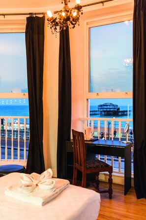 Superior dubbelrum eller tvåbäddsrum | 1 sovrum, värdeförvaringsskåp på rummet, unika möbler och skrivbord