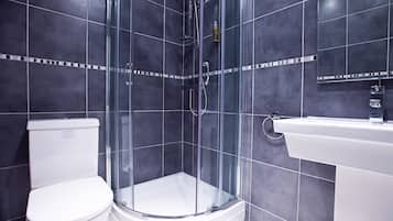 Een douche, gratis toiletartikelen, een haardroger, handdoeken