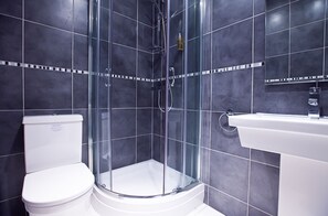 Shower, free toiletries, hair dryer, towels - West Beach Hotel (Brighton)
