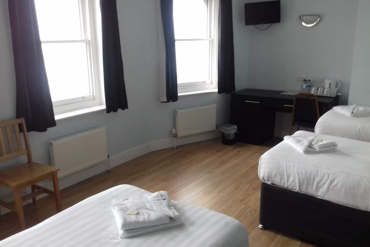 Superior Triple Room | 1 bedroom, in-room safe, individually furnished, desk