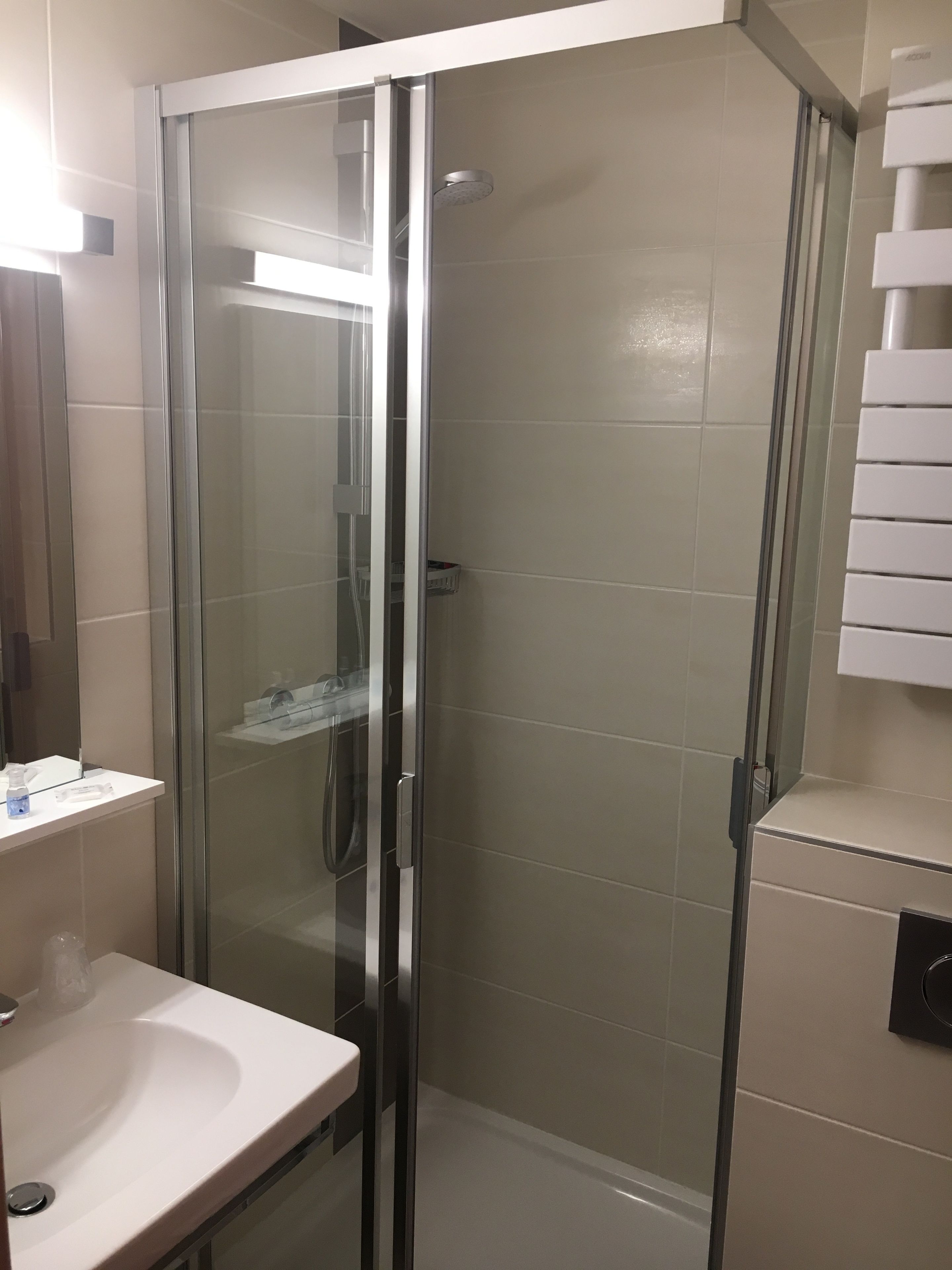 Een douche, gratis toiletartikelen, een haardroger, handdoeken