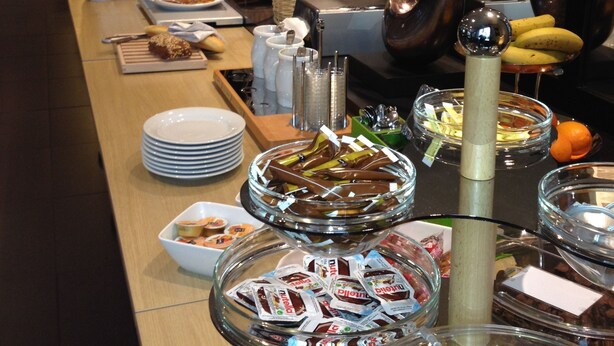 A buffet setup with various food items and a decorative metal sculpture. - Hôtel Relais d'Etretat (Bolbec)