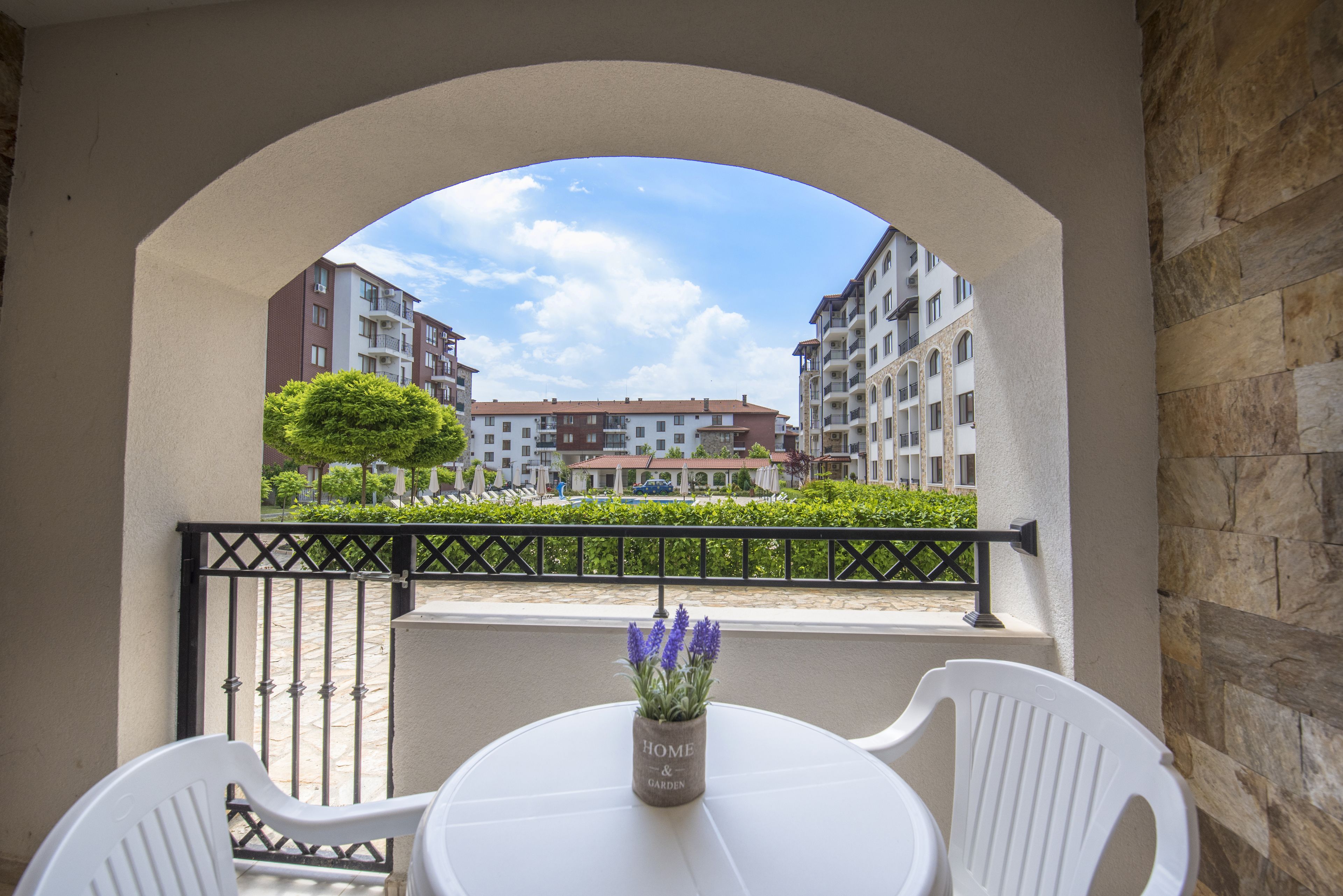 Deluxe appartement, 2 slaapkamers, 2 badkamers, uitzicht op zwembad | Uitzicht vanaf balkon