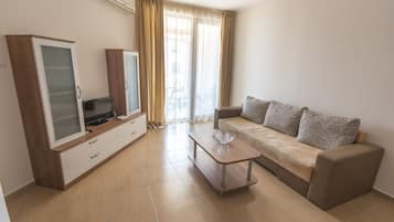 Classic-Apartment, 1 Schlafzimmer, Balkon | Wohnzimmer | Fernseher