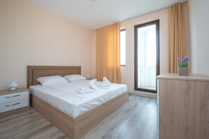 Deluxe appartement, 2 slaapkamers, 2 badkamers, uitzicht op zwembad | Geluiddichte muren, een strijkplank/strijkijzer, babybedden, gratis wifi