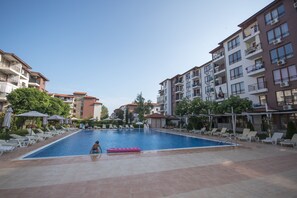 Een buitenzwembad, gratis zwembadcabana's, ligstoelen bij het zwembad