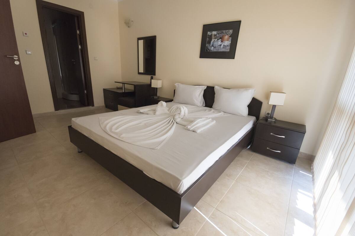 Apartamento clássico, 2 quartos, sacada | Quartos à prova de som, ferros/tábuas de passar roupa