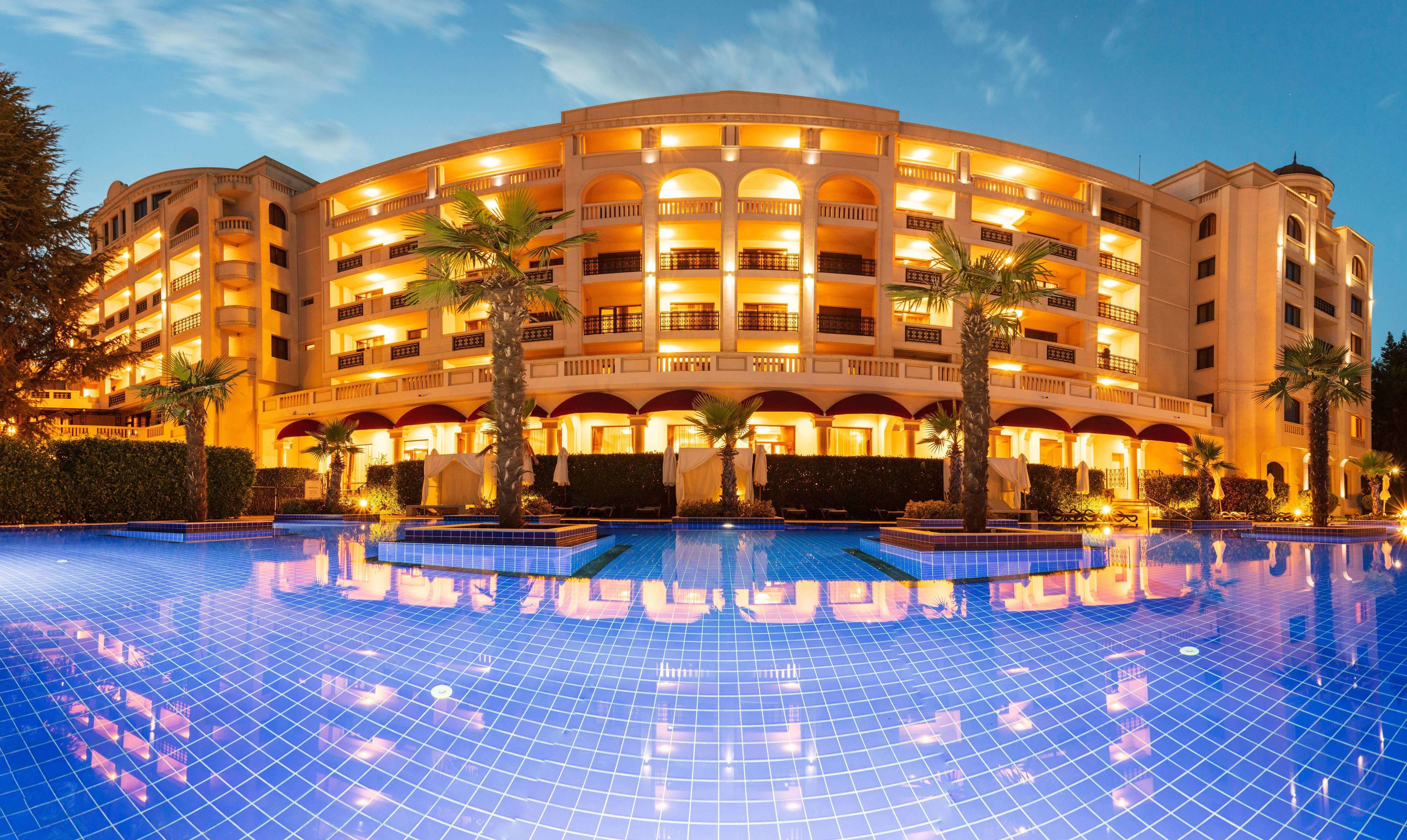 Un hotel grande con varios balcones y una piscina.