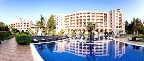 Una piscina cubierta, una piscina al aire libre