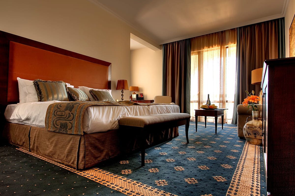 Select Comfort beds, minibar, in-room safe, soundproofing