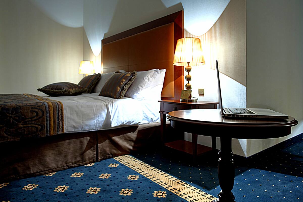 Select Comfort beds, minibar, in-room safe, soundproofing