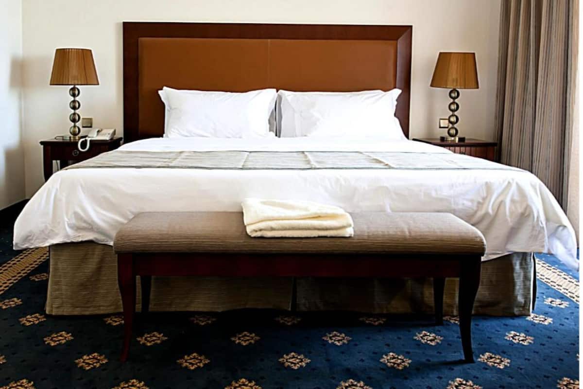Select Comfort beds, minibar, in-room safe, soundproofing