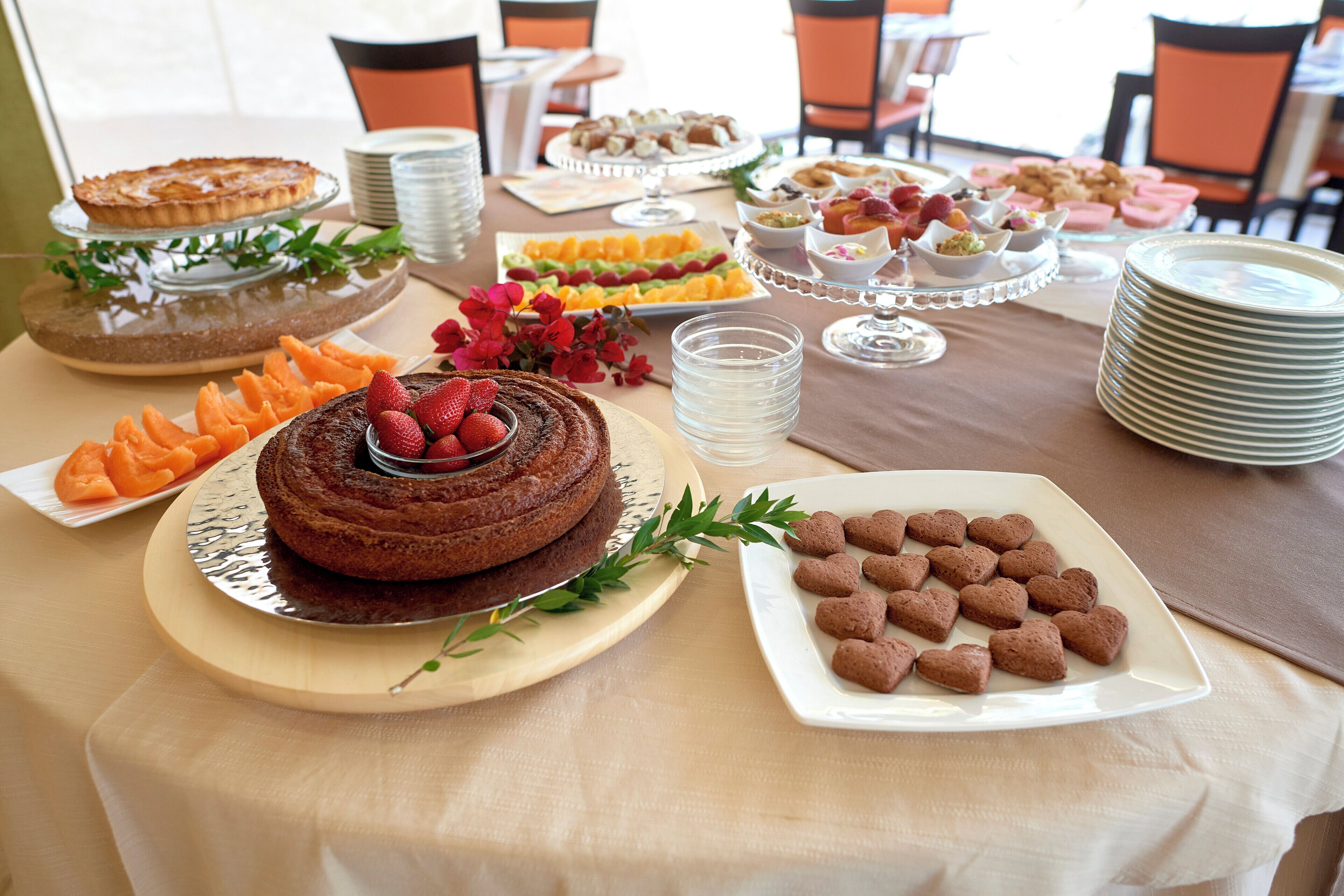 Ein Buffet mit verschiedenen Desserts und Snacks.