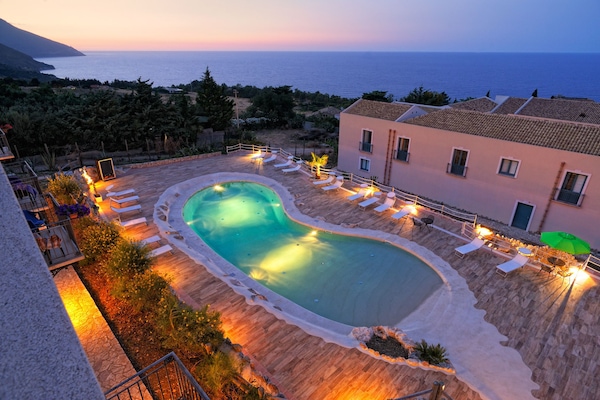 Außenpool (je nach Saison geöffnet), Sonnenschirme, Liegestühle