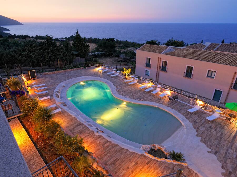 Sesongbasert utendørsbasseng, bassengparasoller og solsenger