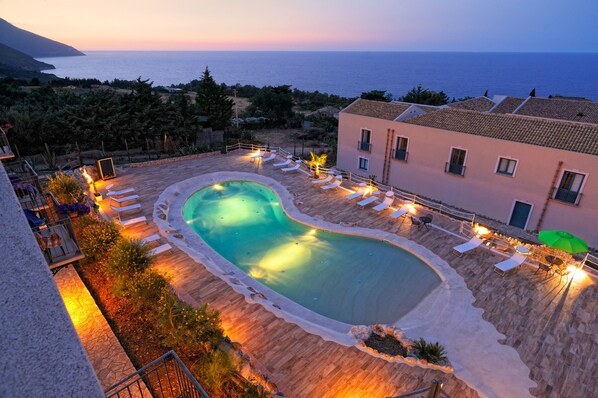 Seasonal outdoor pool, open 9:00 AM to 7:00 PM, pool umbrellas - Baglio dello Zingaro (Castellammare del Golfo)