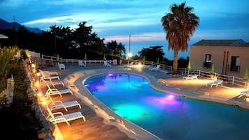 Sæsonbestemt udendørs pool, åben fra kl. 09.00 til kl. 19.00, parasoller