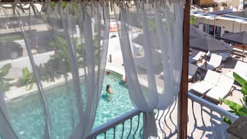 Sæsonbestemt udendørs pool, åben fra kl. 10.00 til kl. 20.00, liggestole