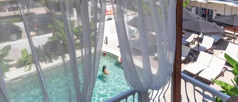 Sæsonbestemt udendørs pool, åben fra kl. 10.00 til kl. 20.00, liggestole