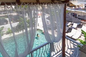 Una piscina al aire libre de temporada, sillones reclinables de piscina